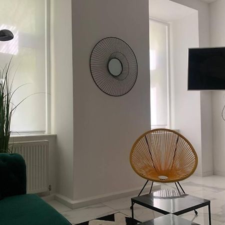 Cool City Center Apt. @ Metro And Shopping Street Wenen Buitenkant foto