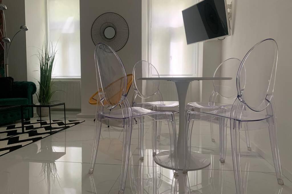 Cool City Center Apt. @ Metro And Shopping Street Wenen Buitenkant foto
