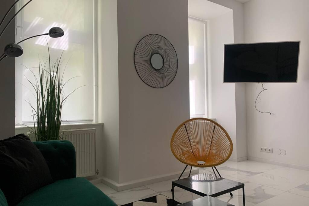 Cool City Center Apt. @ Metro And Shopping Street Wenen Buitenkant foto