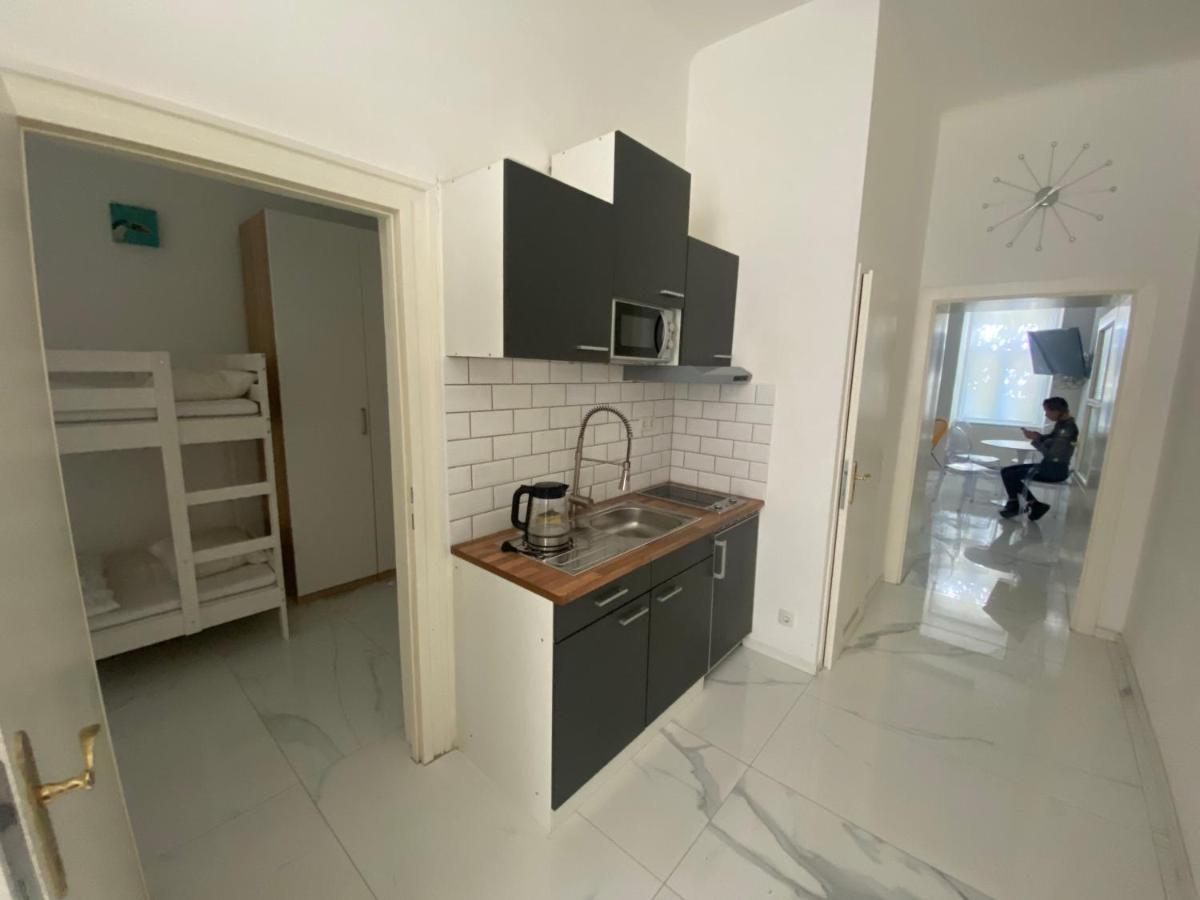 Cool City Center Apt. @ Metro And Shopping Street Wenen Buitenkant foto